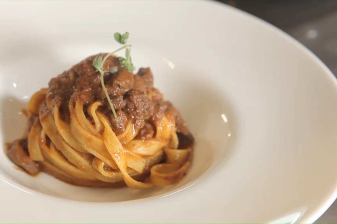 Tagliatelle con ragù di rigaglie di pollo