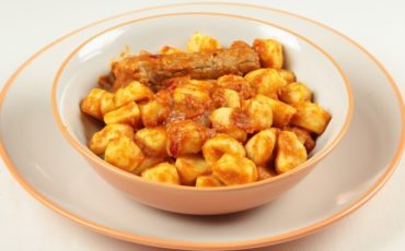 Gnocchi con sugo di spuntature di maiale