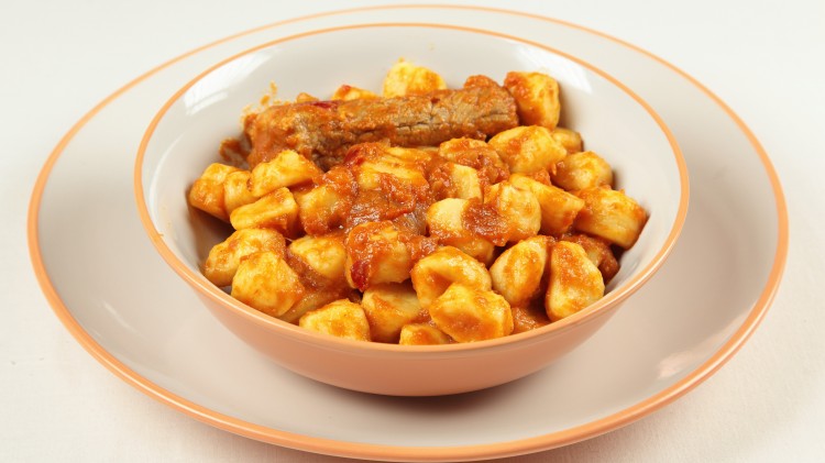 Gnocchi con sugo di spuntature di maiale